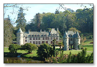 La vue de devant du Château de Nacqueville et la poterne entouré par le Parc, dans le soleil de fin d'après-midi. Photo du devant du Château